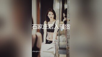 破解家庭摄像头，四眼妹还蛮正点，赤裸对着镜子嘻嘻哈哈 像是DJ舞女，好搞笑的哈哈哈！