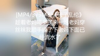 约操粉裙兼职网红女神，撩起裙子露大白屁股，插嘴揉穴骑乘爆插，妹子忍着不大声叫