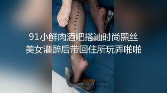 清纯乖巧邻家妹妹新买的学生制服，穿上给大家看，撩起里面穿着连体内裤，掰开粉穴特写，手指扣入表情很享受