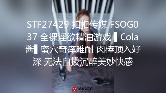 露脸长发微胖美少妇全裸吃饭，吃完俯视角度完美露逼特写蝴蝶逼