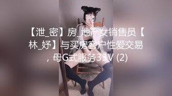 推女郎嫩模艾粟粟和3个小伙玩群交,扣穴左舔右撸女上位啪啪,人太多忙不过来了