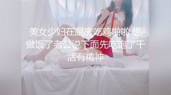 身材劲爆的丰满美女，看到瞬间鸡巴就起反应了，压住火跟进去拍下她嘘嘘 阴毛旺盛的淫穴 好爱啊啊！