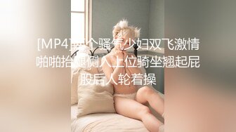 纹身熟女耐心引导处男的第一次