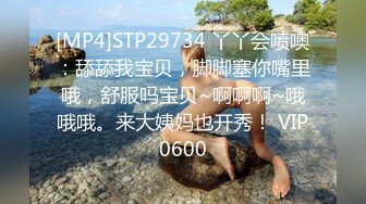 顶级绿帽奴大哥携娇妻约俩单男玩4P,三个大J8围着小少妇,手嘴闲不住