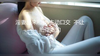 穿着睡衣躺在床上玩弄自己粉嫩的无毛穴