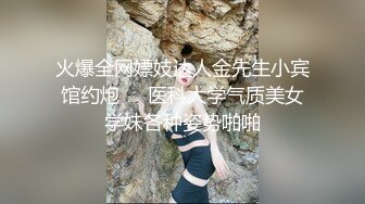 熟女人妻 嘴里吃着大肉棒 屁眼插着假鸡吧 逼里插着振动棒 真舒坦 一个洞也不闲着 肥鲍鱼不停流淫水