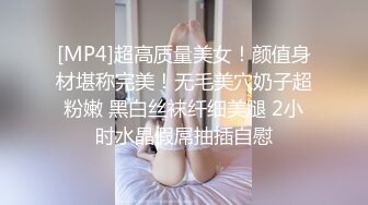 房东低价把房子租给两个眼镜大学生美眉晚上浴室窗外偷窥她俩洗澡换卫生巾