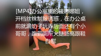 厕所遇见漂亮御姐，丰满的身材很有战斗力，拍下她的小穴回家欣赏!