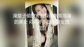 游乐场女厕全景偷拍三位女网红直播打卡 关注她后去她朋友圈扒她生活照 (4)