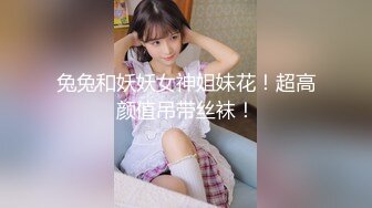 电影院门口 男子帮女生整理衣服力度太大 奶子露出来了都不知道