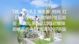 国内厕拍牛人胆子太大了,一边偷窥妹子大号，一边撸,射出来后还用手指头弹到妹子阴毛上