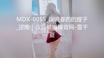 穿着斑点连体衣的美少妇 把短裤往旁边一趴 露出大肥B开始尿