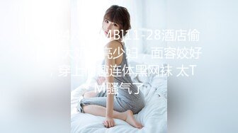 厕拍绿色吊带连衣裙高跟长发美女