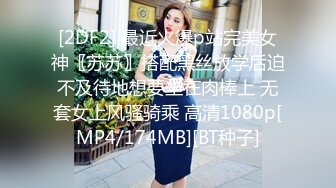 [MP4/ 669M]&nbsp;&nbsp;开档黑丝大奶子风骚人妻伺候蒙面大哥激情啪啪啪，多体位爆草抽插，床边交深喉玩弄大骚奶子