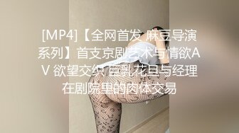 风骚小少妇露脸在家享受炮击蹂躏骚穴，前插后入迎合道具抽插，搞的骚逼淫水泛滥浴室洗逼给狼友看互动撩骚