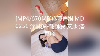 联通女业务员拿着手机给客户介绍时被恶搞突然自动播放她洗澡的视频