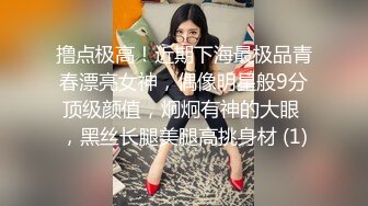 街拍抄底漂亮的连衣裙美女，骚的可以居然没有穿内裤