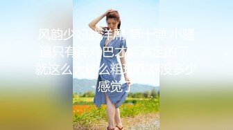 家庭摄像头，美艳妈妈赤裸奶子和小儿子卧室玩耍，怀着二胎，儿子拿零食给妈妈吃，边吃边玩手机，熄灯后右手拿得是什么？