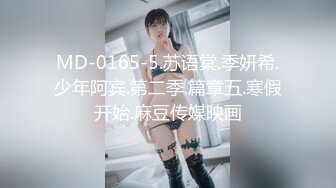 窗外偷拍邻居家眼镜妹洗澡,脱光衣服坐在马桶上玩手机