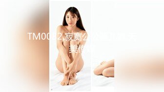 [MP4/ 771M] 两女一男小少妇户外野战路边交后入，搞一会来人回车上，手指扣逼掰穴特写