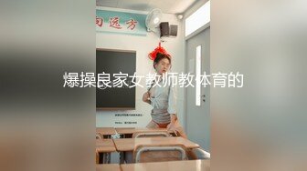 家庭摄像头偷窥，颜值还不错的良妻，大厅和女儿看电视，原来女人是这样穿奶罩的！