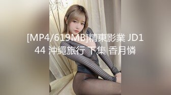 精彩4P，小哥享受两个骚逼的服务，一个舔鸡巴一个舔乳头，揉奶玩逼激情上位放肆抽插，还有大哥拿道具捅骚穴