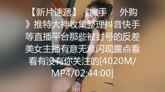 黑妞一脸认真的吃着这根黑大鸡