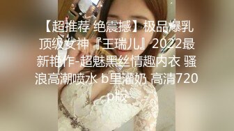 《极品CP魔手外购》商场女厕近景镜头先拍脸再拍逼，各种年轻美女小姐姐小少妇方便，大屁股潮妹透明内裤简直太骚了 (12)