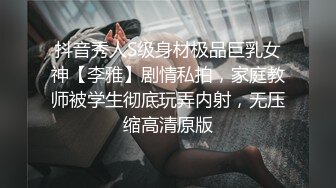 这种刺激 自动电梯抄底漂亮美女们 都是长裙子只能冒险撩裙偷窥 差点被一个漂亮大姐发现