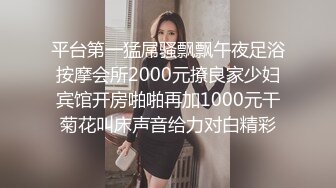 放假在家的美女大学生，露脸激情大秀挣下半年的生活费，颜值高身材好奶子圆润诱人，跟狼友互动撩骚自慰呻吟