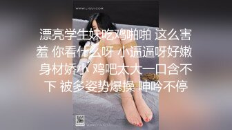 练瑜伽的嫩嫩小美女，上前抱住爱抚揉捏，戴上硕大假鸡巴深入逼穴抽插吟叫刺激