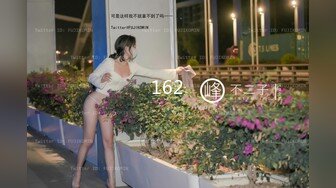 大神潜入办公楼一路尾随美女同事 近距离她的美鲍