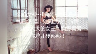 长发新人妹子白丝比基尼露脸自慰第一视角，道具插穴特写鲍鱼