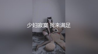 沃尔玛超市遇见瓜子脸美女小姐姐，遂跟着上厕所偷拍她尿尿，有人进来赶紧躲到对面厕所继续拍，小尿还蛮性感！