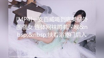 奶茶店女厕排扣裙红趾甲可人小妹,鲜美的无毛蜜桃穴真想下手摸摸[