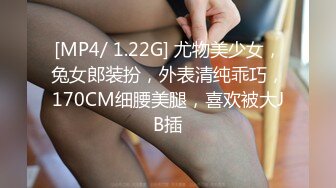 3P前后艹骚熟女，阿姨两个大叔强暴，按住偷口暴吞精！