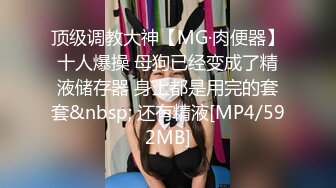 小美女被情人带到新租的公寓后在厨房扒光衣服抱在台子上操-