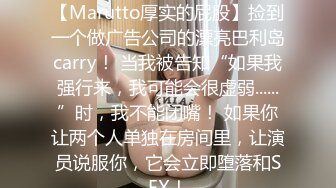 小小雀斑的可爱的大三小姑娘在学校操场正大光明给男友做口活。