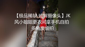 衣料比较少的白衣美女坐在沙发上就让人看的口干舌燥