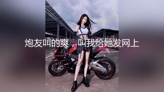 她在她的 cosplay 服装中方便地打开她的湿猫，以便进入您的公鸡。她穿着性感的衣服骑着你反复高潮。