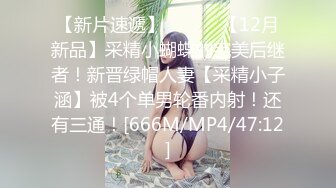 又是羡慕大爷的一天！欧美大爷一个人享用两位极品美女 坐在沙发上两个骚逼轮流插入！