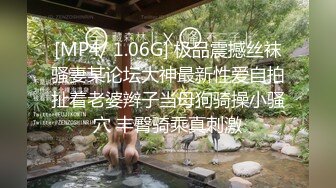 娇小身材00后妹子和男友公厕啪啪，马桶上掰穴扶着扶手后入抽插