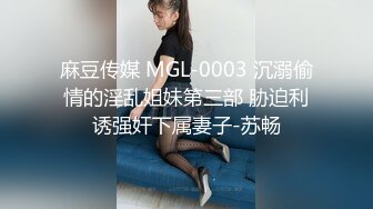 玩弄老婆油光闪亮的肉逼