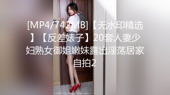 客户一个电话女友随叫随到看到女友卖力谈客户的样子感觉棒极了