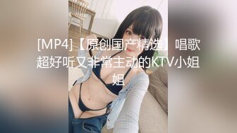 商场女厕直接闯入偷拍眼镜美女尿尿故意让她发现