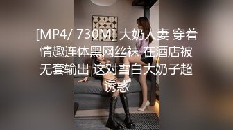 苗条贫乳小美女，把嘴当成小穴狂怼