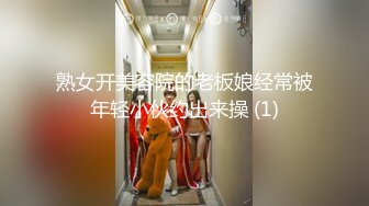 漂亮美女首次尝试异物塞入，这么美的逼里塞葡萄，挤出的刹那粉丝集体高潮刷礼物