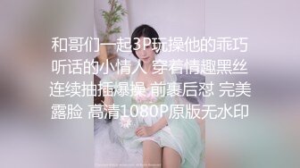 顽皮的女孩玩睾丸。 她对射精不满意