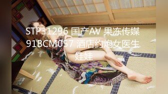 商圈店面门口吃饭倒八字眉闷骚型靓妞,近乎无毛的嫩唇大张着诱人