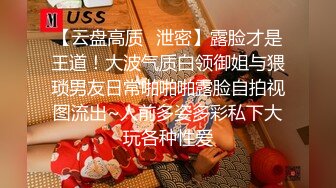 [MP4/ 899M]&nbsp;&nbsp;大奶子兼职少妇被猥琐摄影师拖下水掰开鲍鱼拍小B